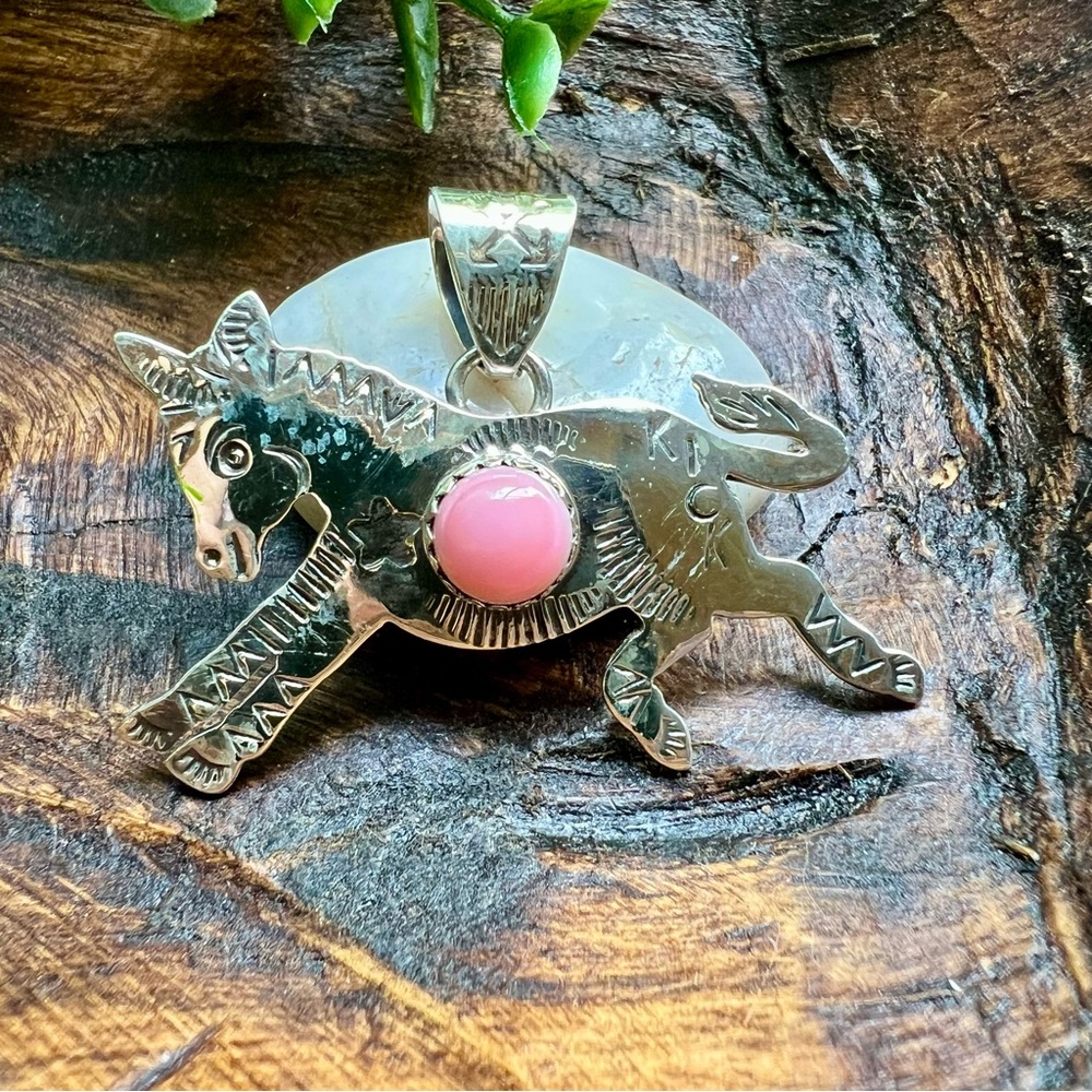 925 Sterling Silver Donkey Pendant with Pink Conch Center Stone

Pendant only